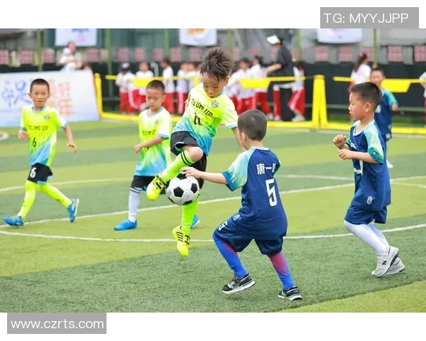 学生课上热议足球明星的风采与成就分享活动